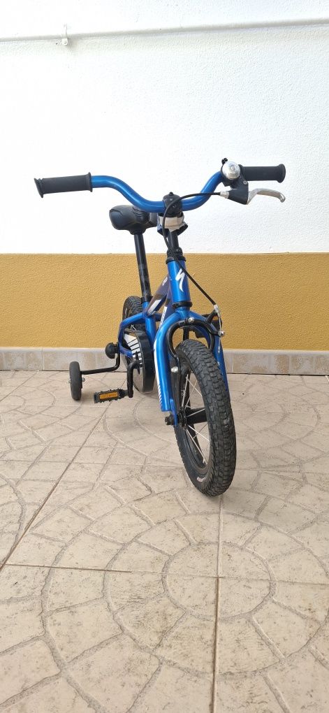 Bicicleta de aprendizagem com pedais e rodinhas Specialized 3 a 6 anos