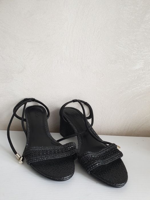 чорні ажурні  босоніжки на зручних підборах