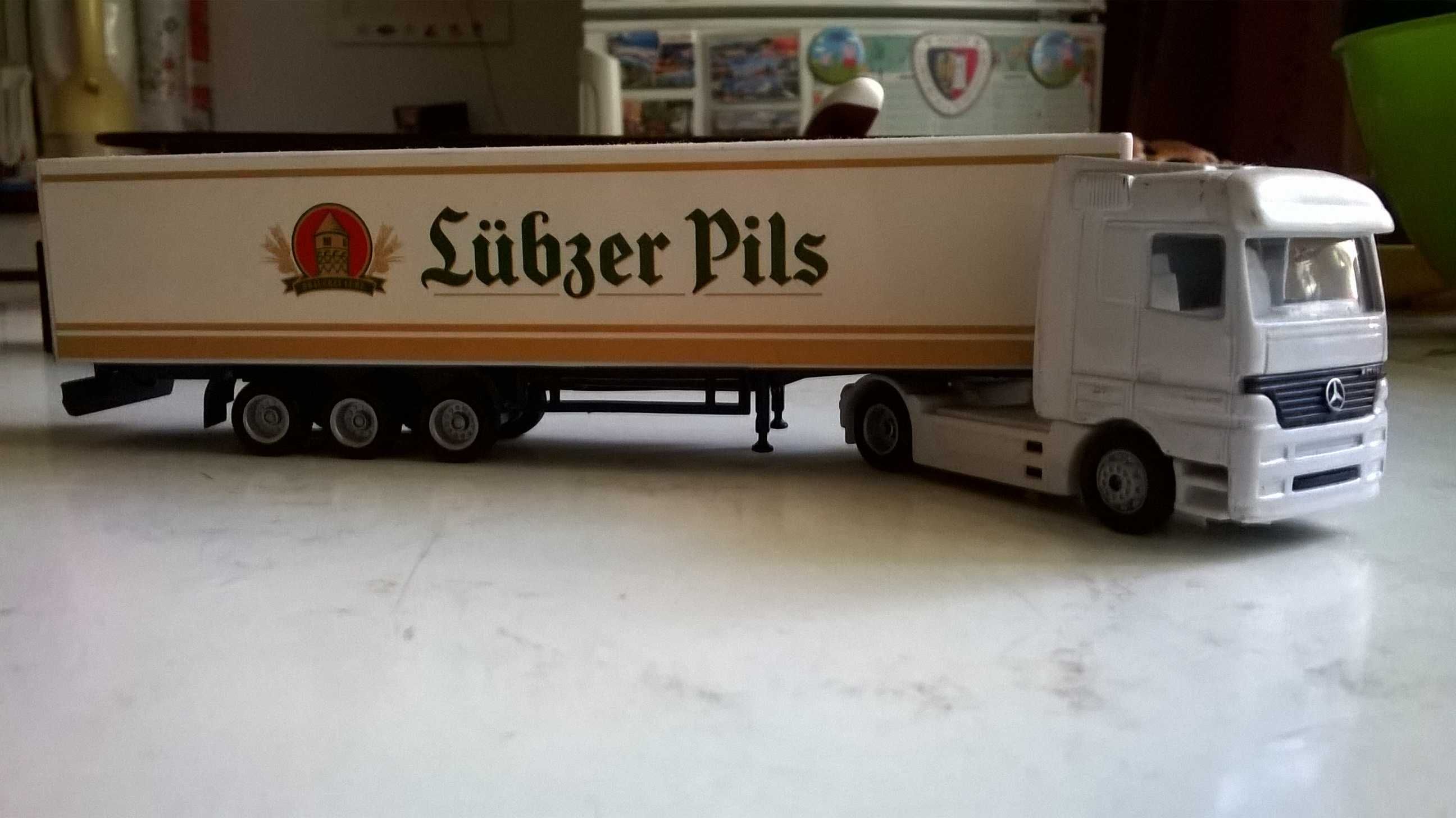 model ciężarówki z naczepą; skala 1:87; reklama Lubzer Pils