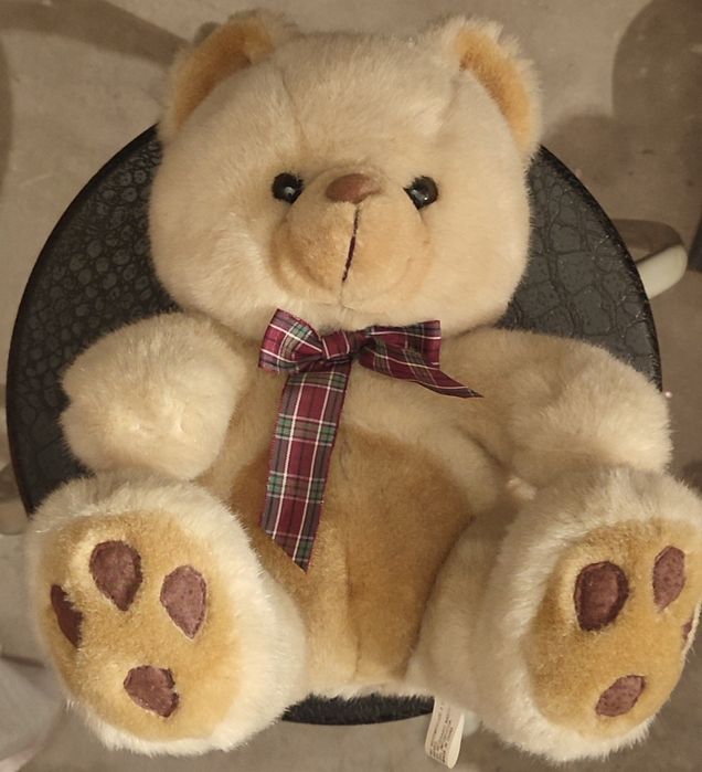Urso de peluche com laço