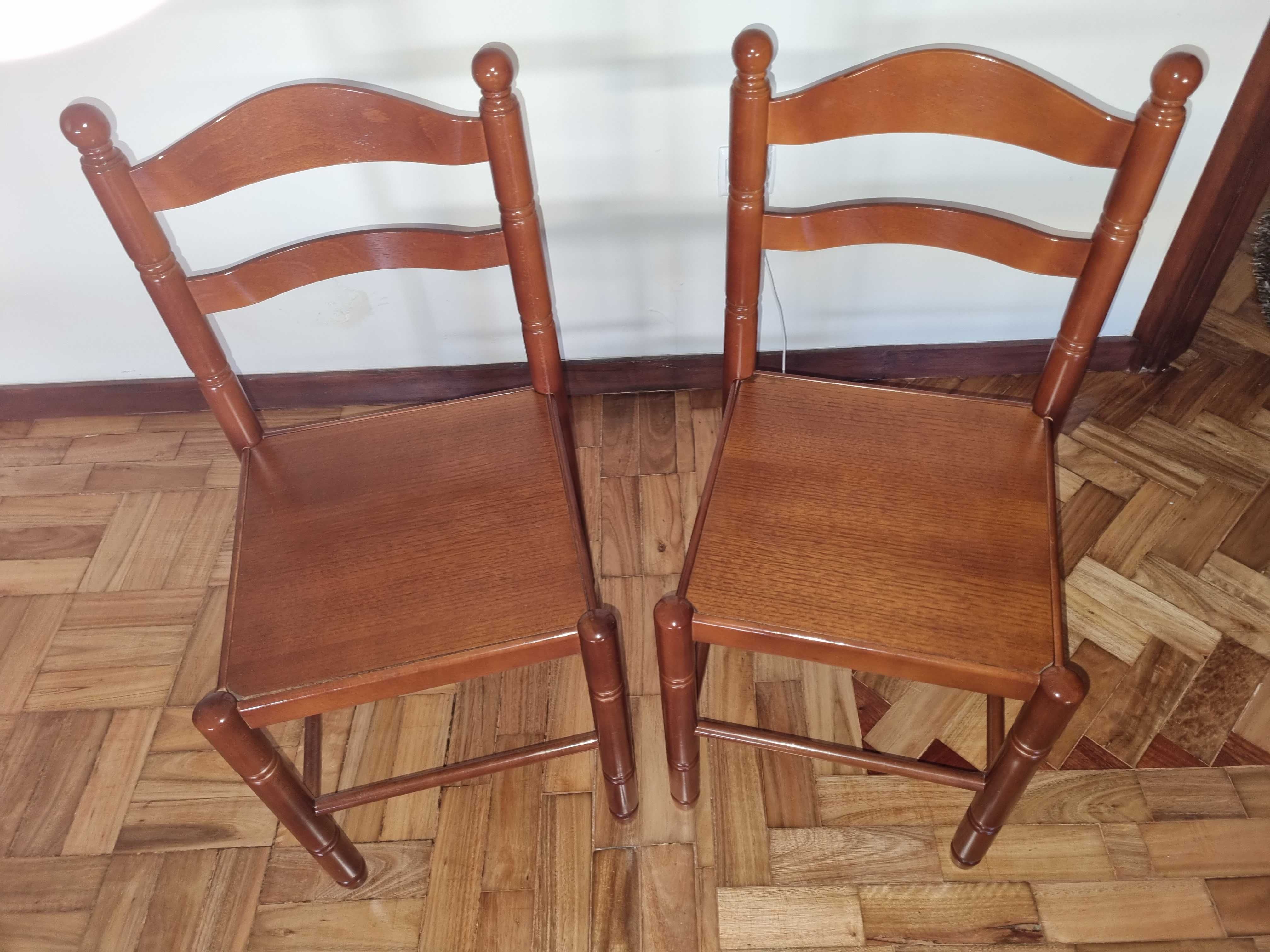 2 cadeiras de madeira