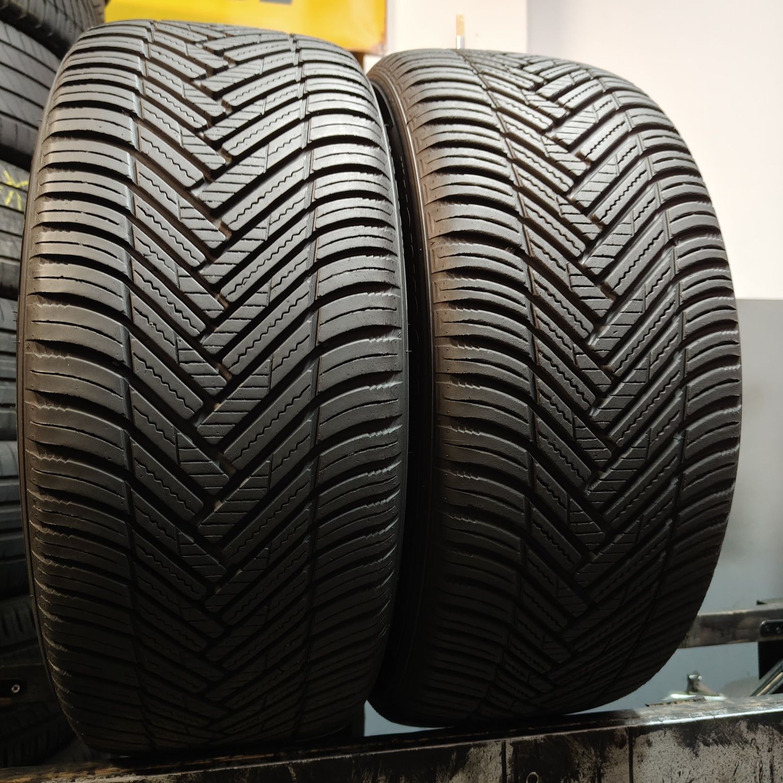 235/45/18 XL Sprzedam parę opon całorocznych Hankook