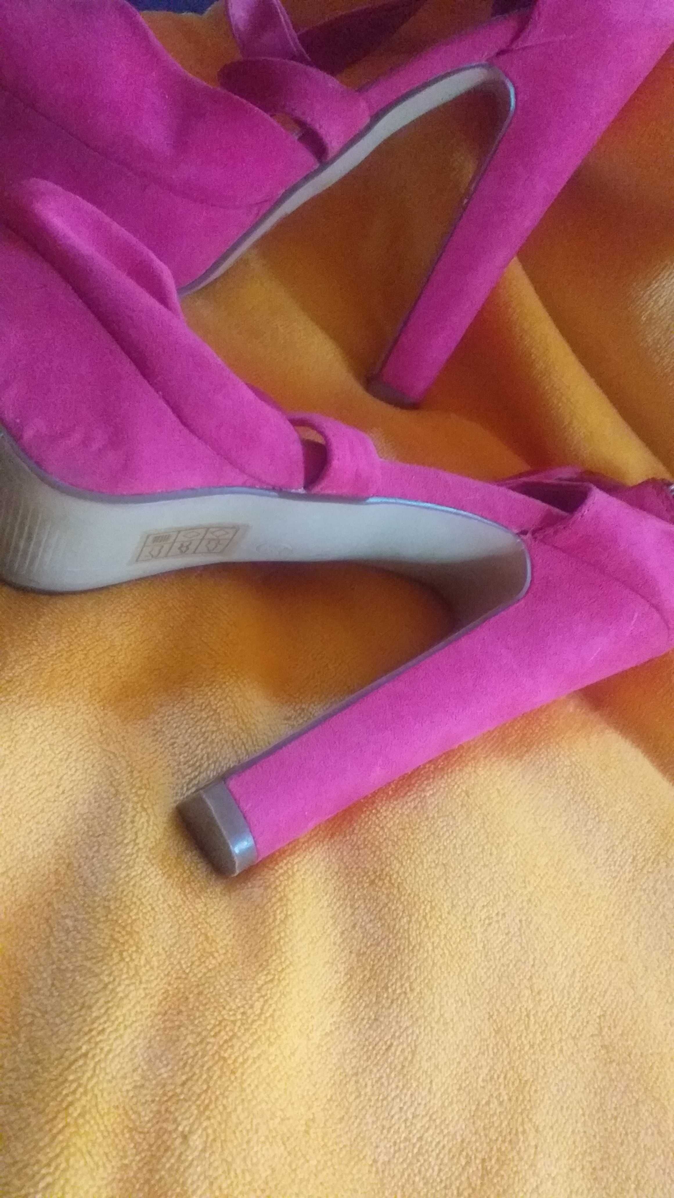 3 pares de sandálias em bom estado