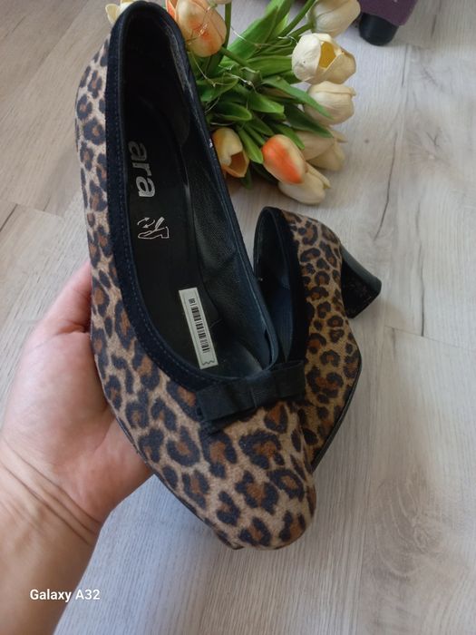 Nowe buty na słupku 39