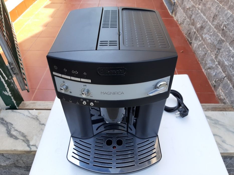 MÁQUINA DE CAFÉ Marca DeLonghi Magnífica mod.212002 Moinho integrado