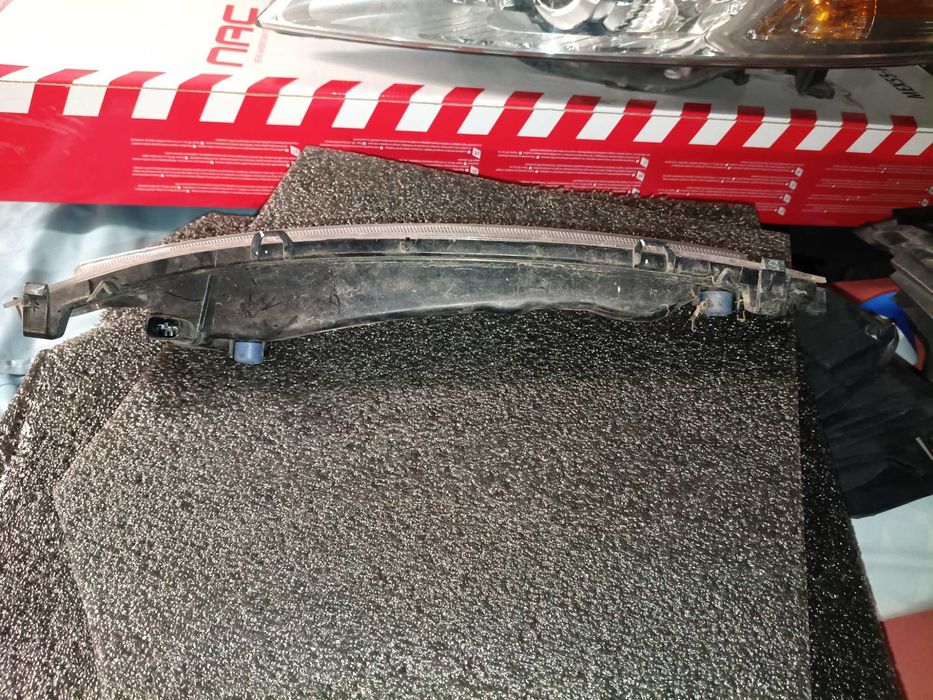 Mondeo MK4 lift lampa przednia lewa LED dzienna grill