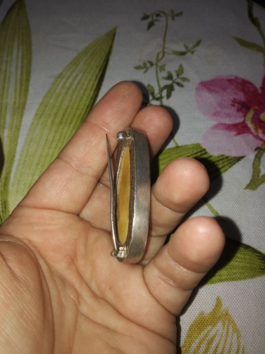 Ciężka masywna duża broszka srebro i mleczny bursztyn