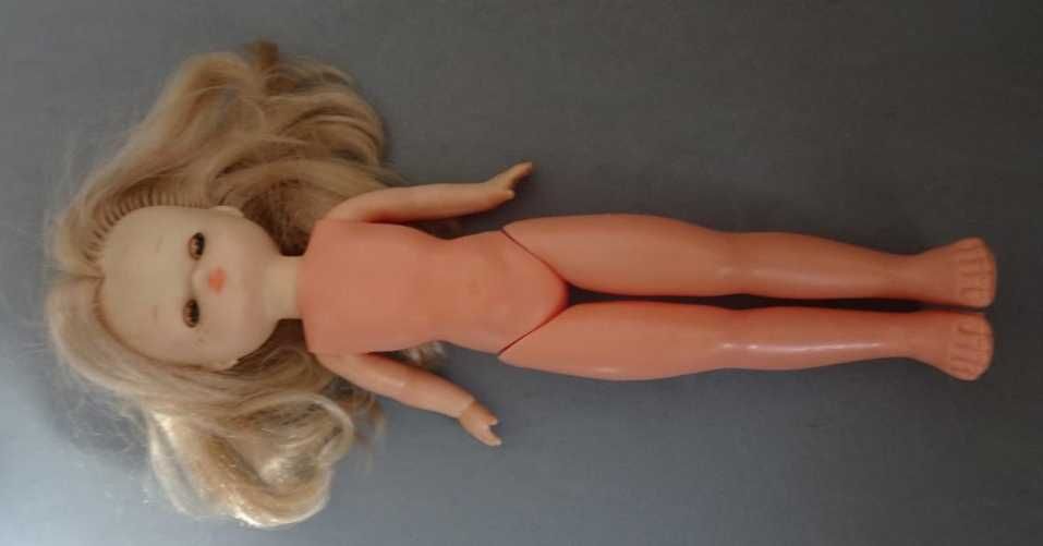 Antiga boneca Famosa Lesly com roupa original