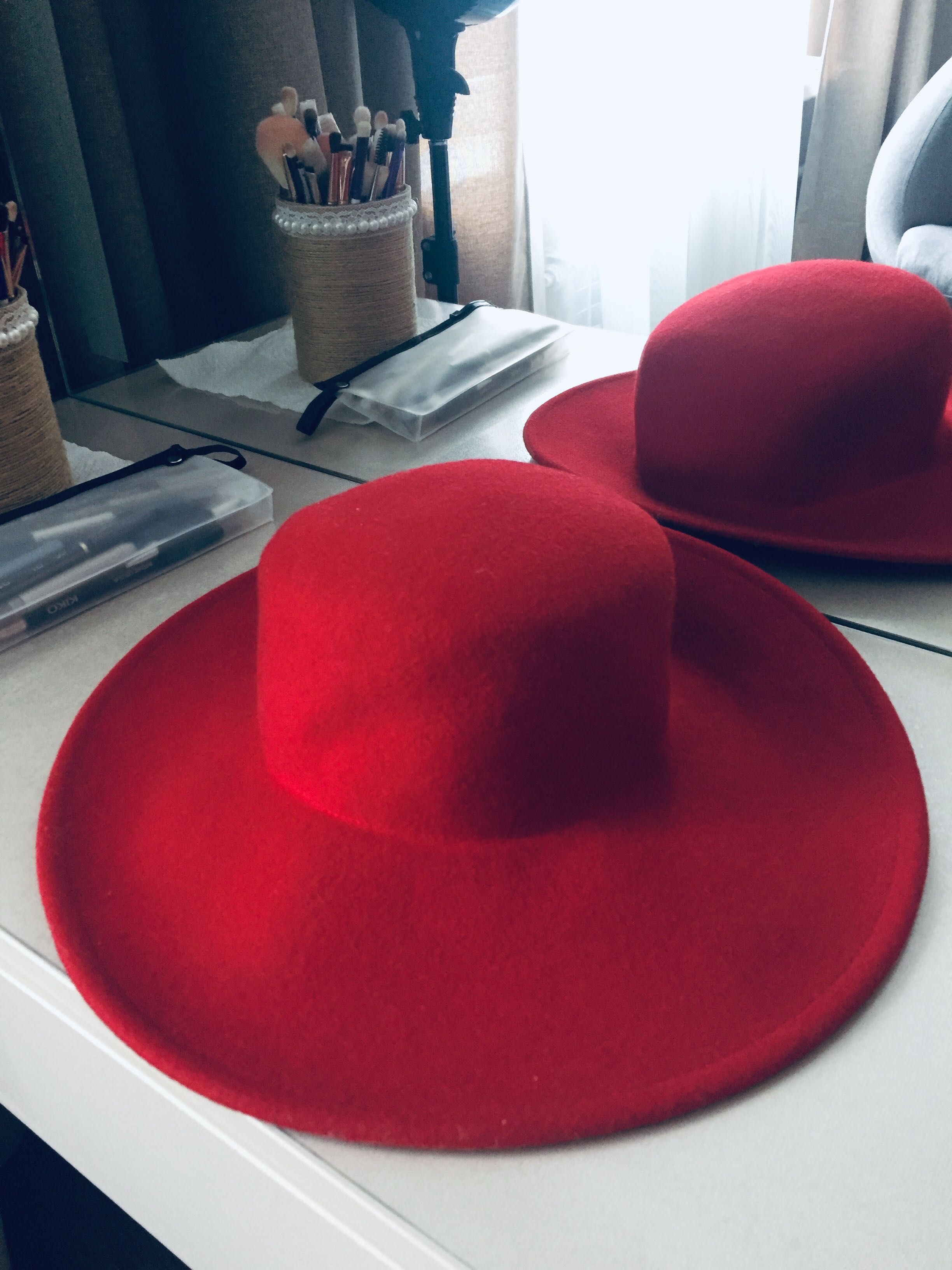 Красная фетровая шляпа 57 рзм