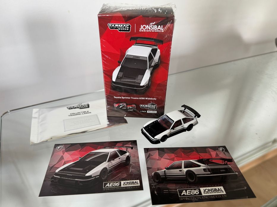 TARMAC 1:64 Toyota Sprinter Trueno AE86 Widebody Jonsibal + Karty
