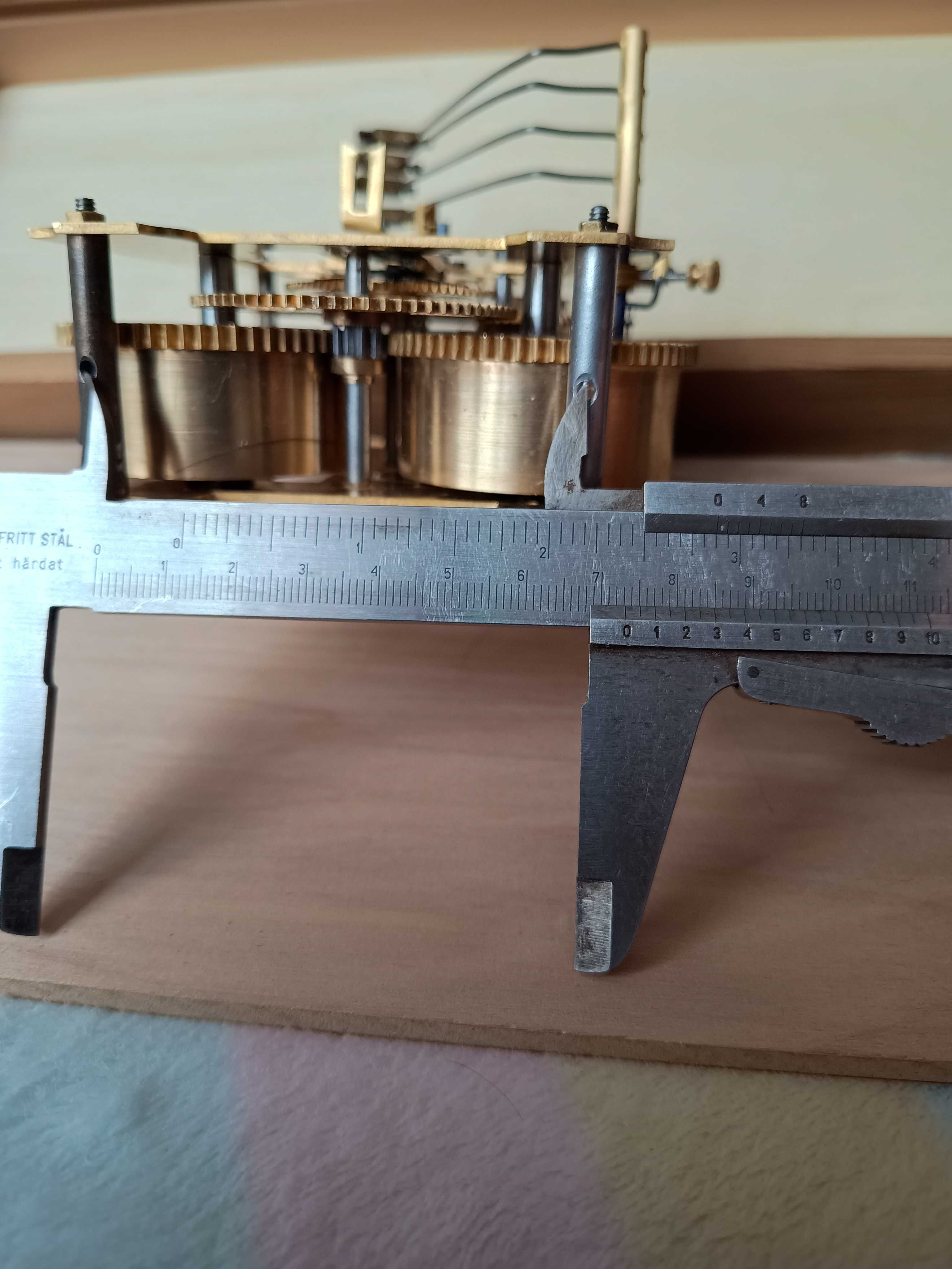 Mechanizm starego zegara 4 młotki