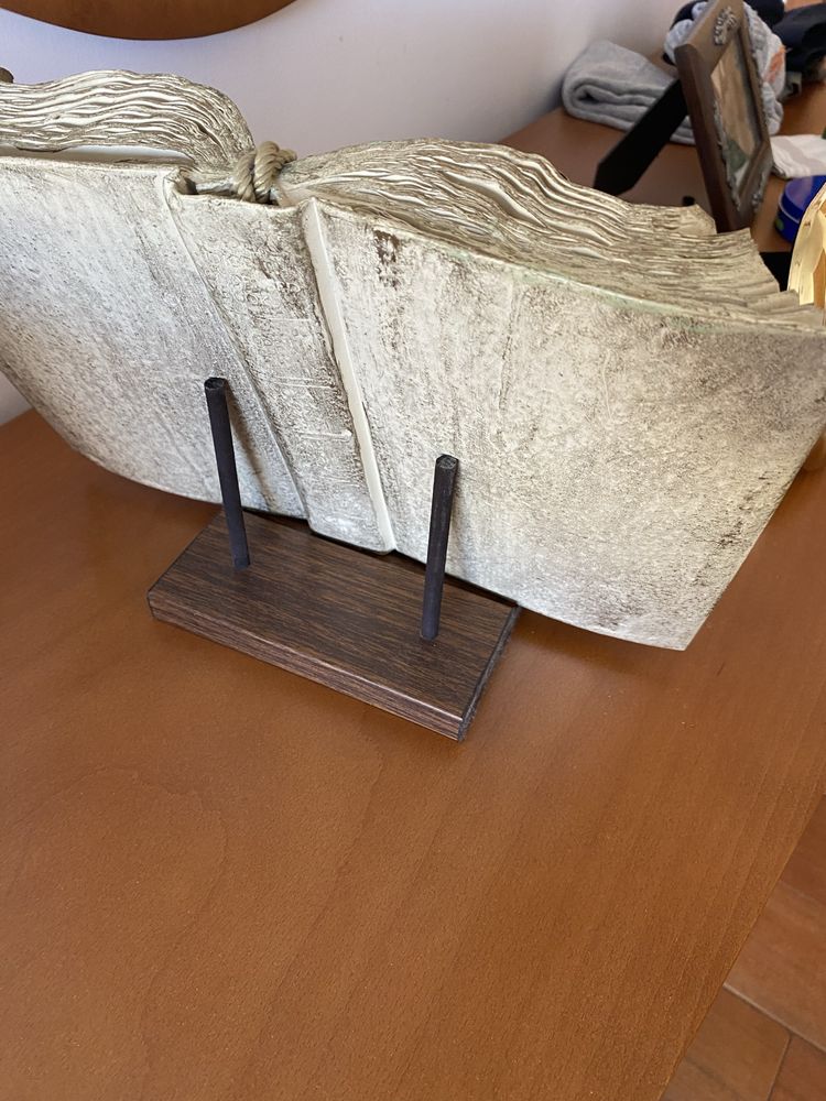 Livro decorativo com suporte