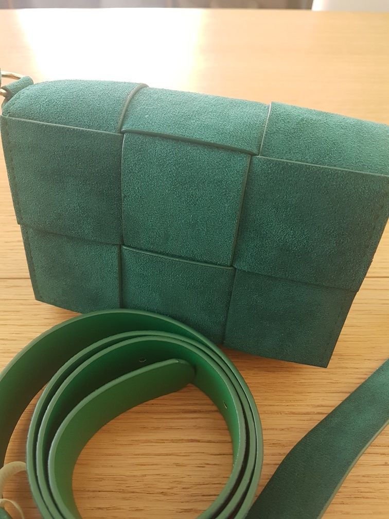 Piękna mała zielona torebka z paskiem