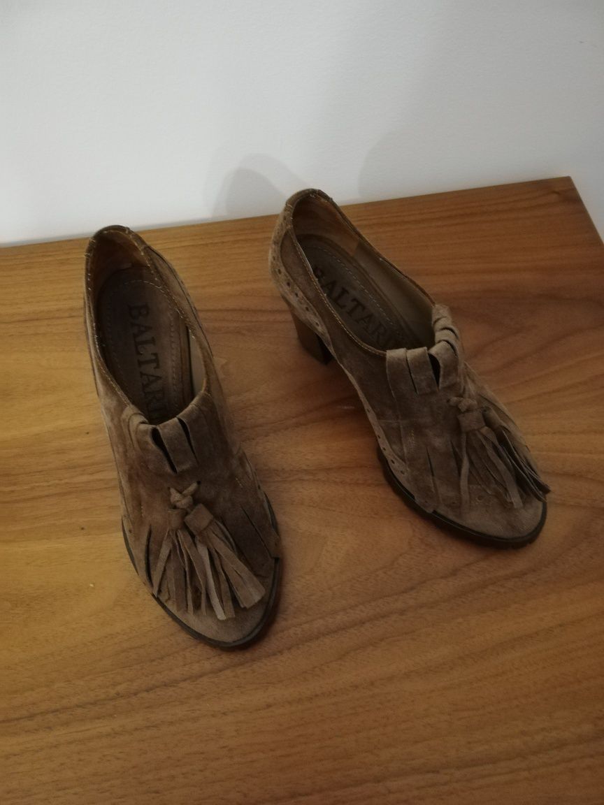 Sapatos altos com salto de 7,5cm em camurça castanha, tamanho 37.