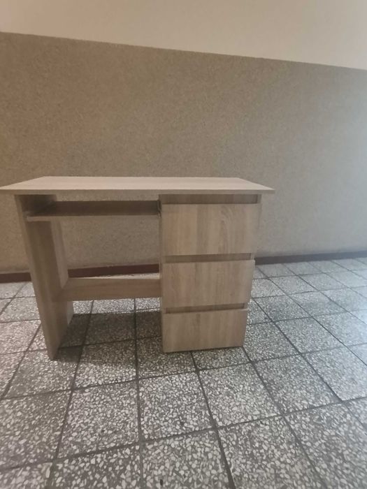 Biurko z trzema szufladami