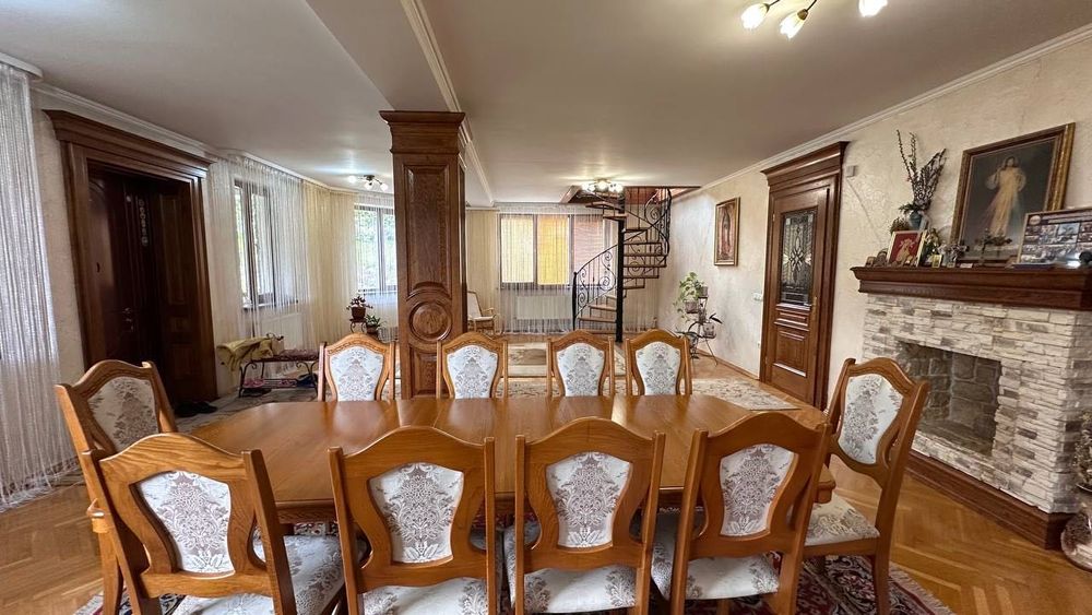 Продаж особняка в центрі міста