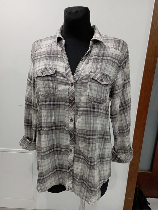 Koszula z ozdobnym krzyżem na plecach