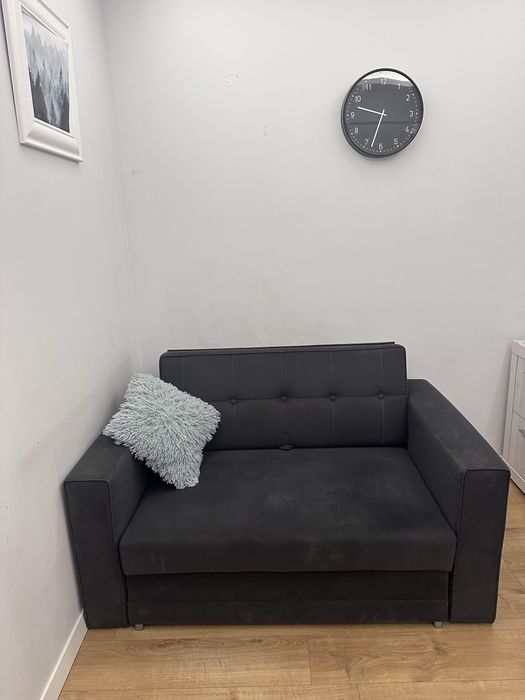 Kanapa dwuosobowa rozkładana z pojemnikiem