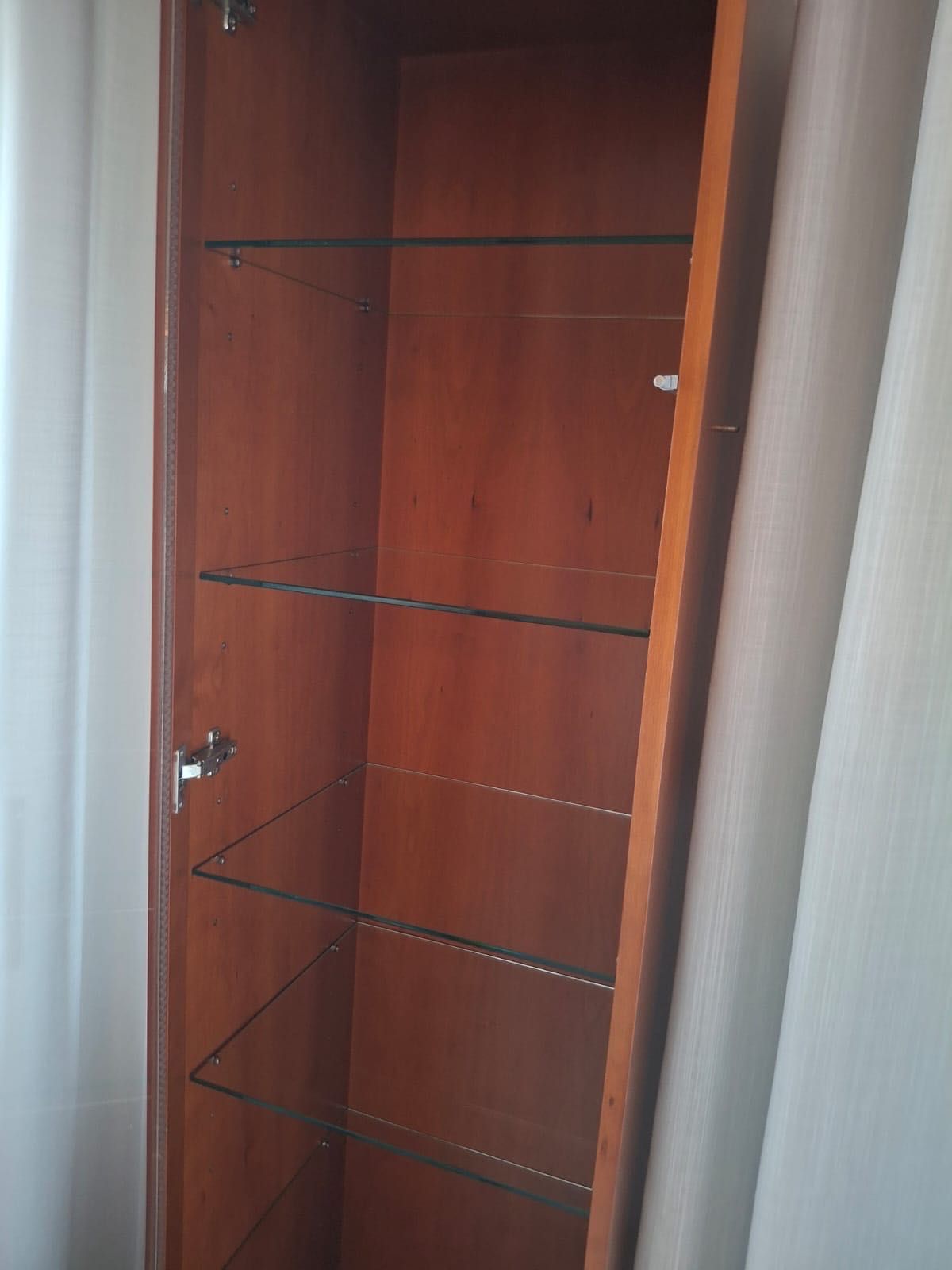 Vitrine em cerejeira