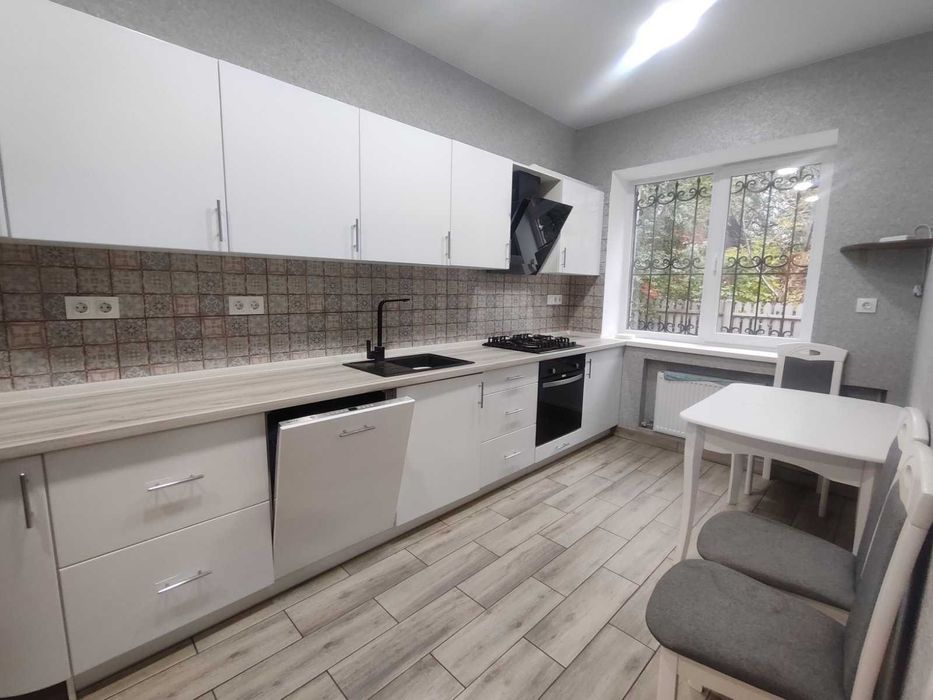 Продаж будинку з новим ремонтом. На 9 сотках землі. По вигідній ціні