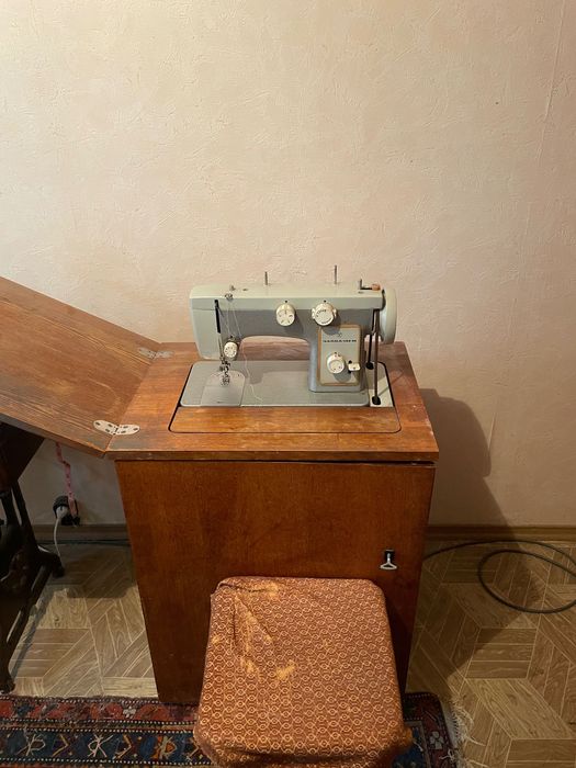 Продам морозильную камеру и две ножные швейные машинки