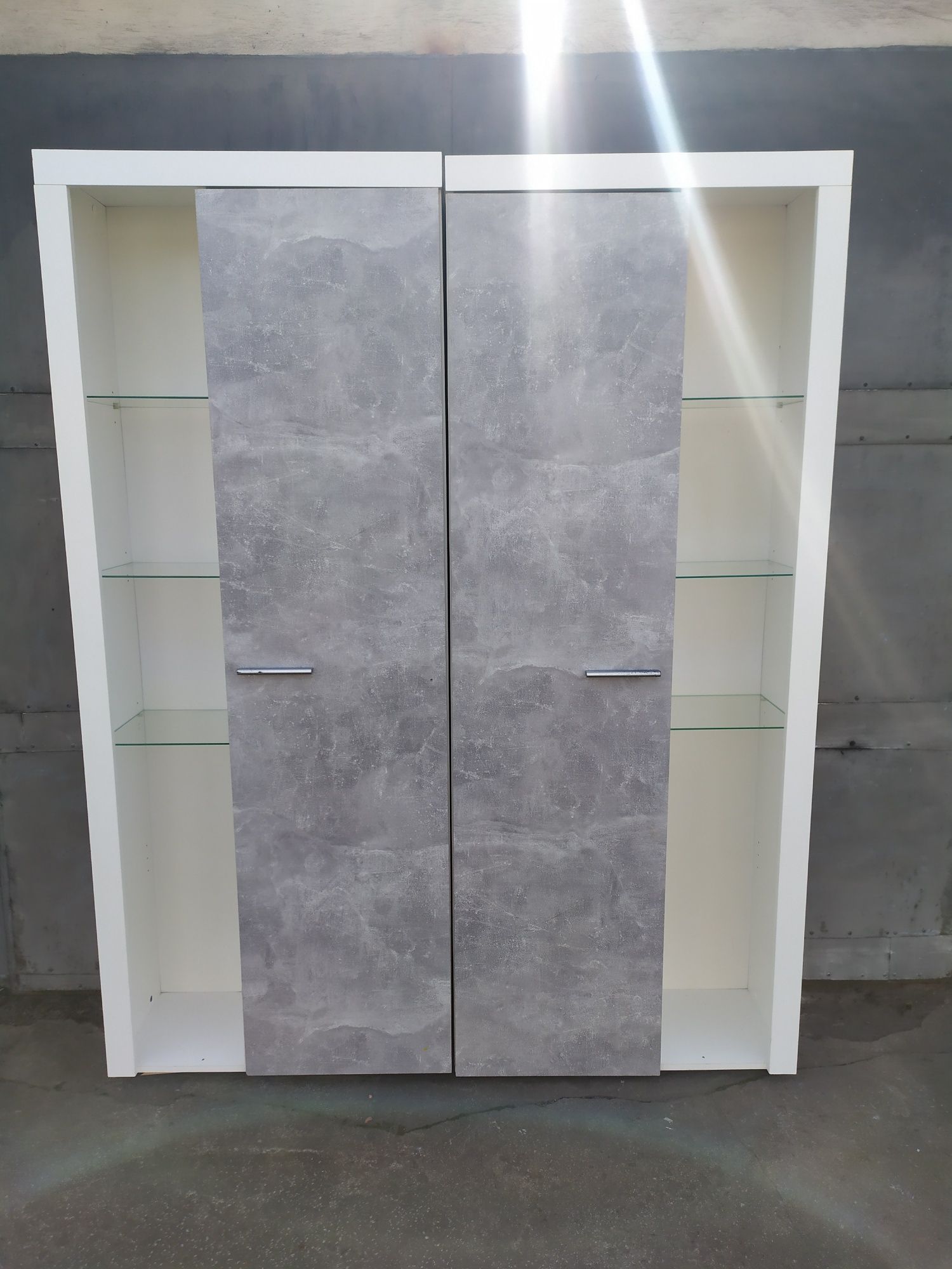 Dwie szafy witryny Agata biały beton