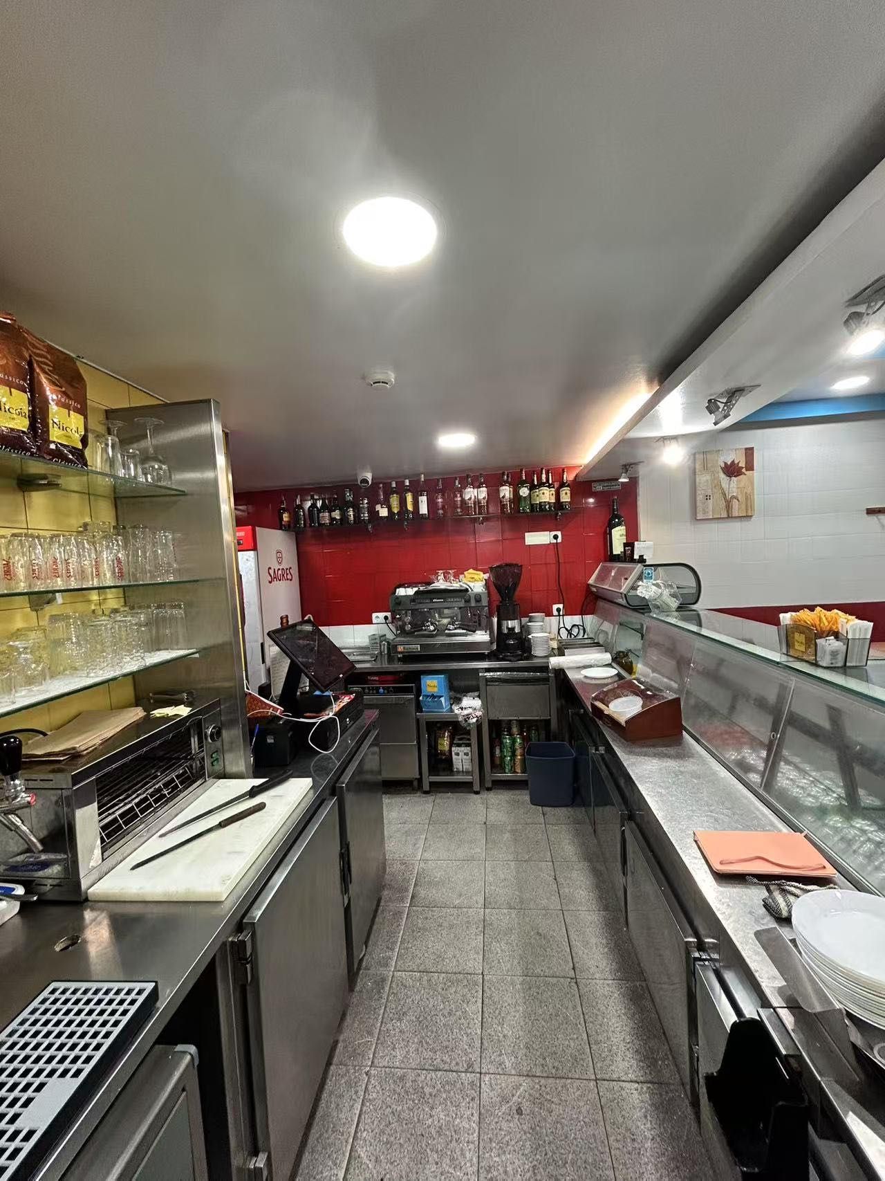 Vende-se Café Bar ao pé do metro Chelas e do futuro Hospital Oriental