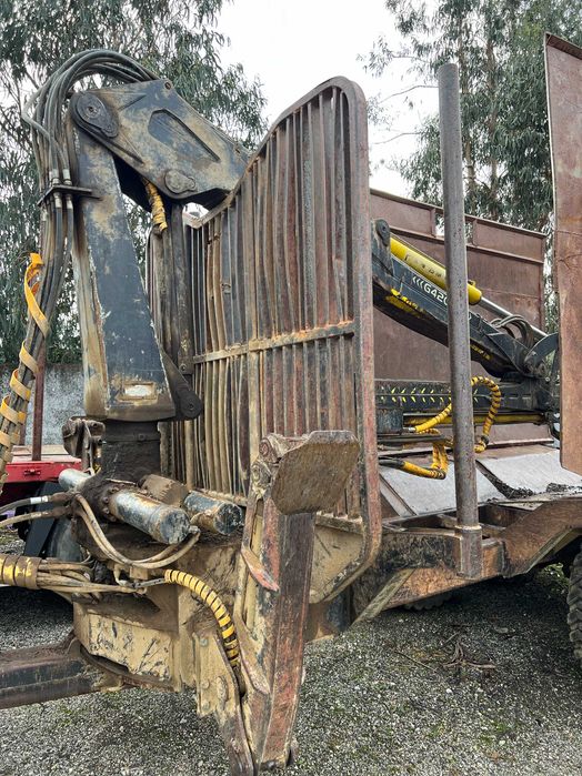 Trator Valtra + reboque