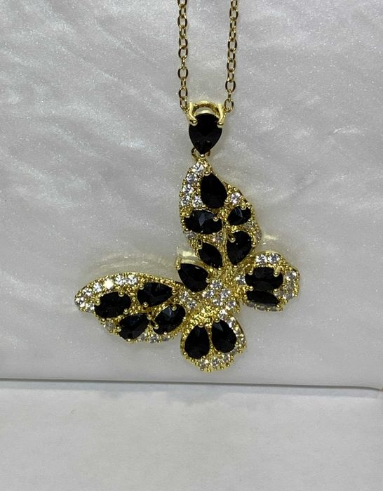 Colar em aço inoxidável com pingente de borboleta