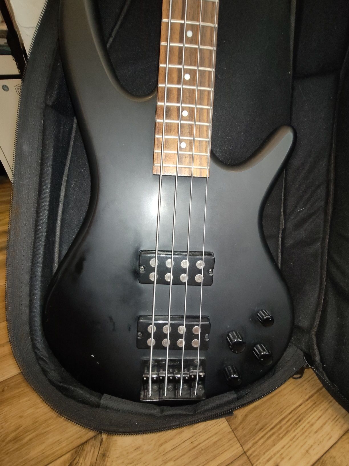 Ibanez Soundgear Gio Gitara basowa z pokrowcem plecakiem