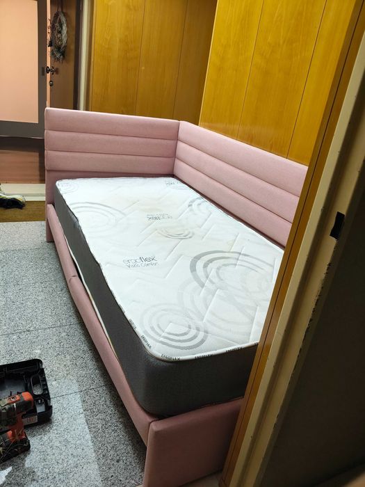 Camas com cabeceira, painel lateral e colchão