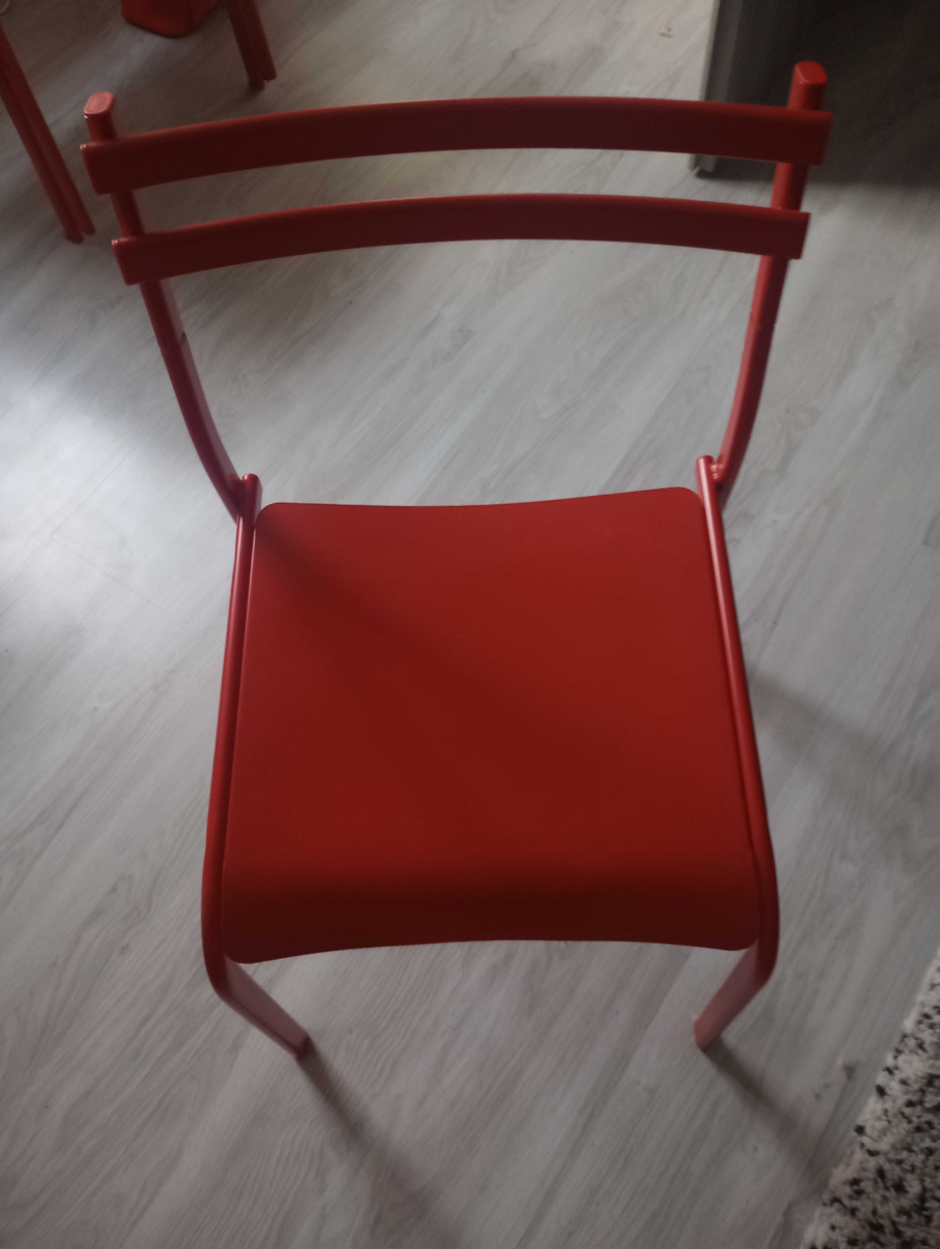 Sprzedam trzy czerwone krzesła