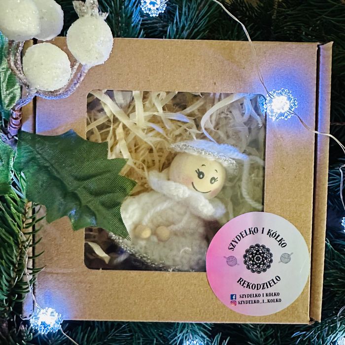 Szydełkowy skrzat ozdoba na choinkę hand made biały