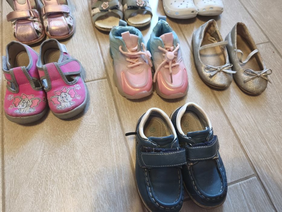 Взуття на дівчинку  туфельки босоножки кроси чоботи угги ботінки