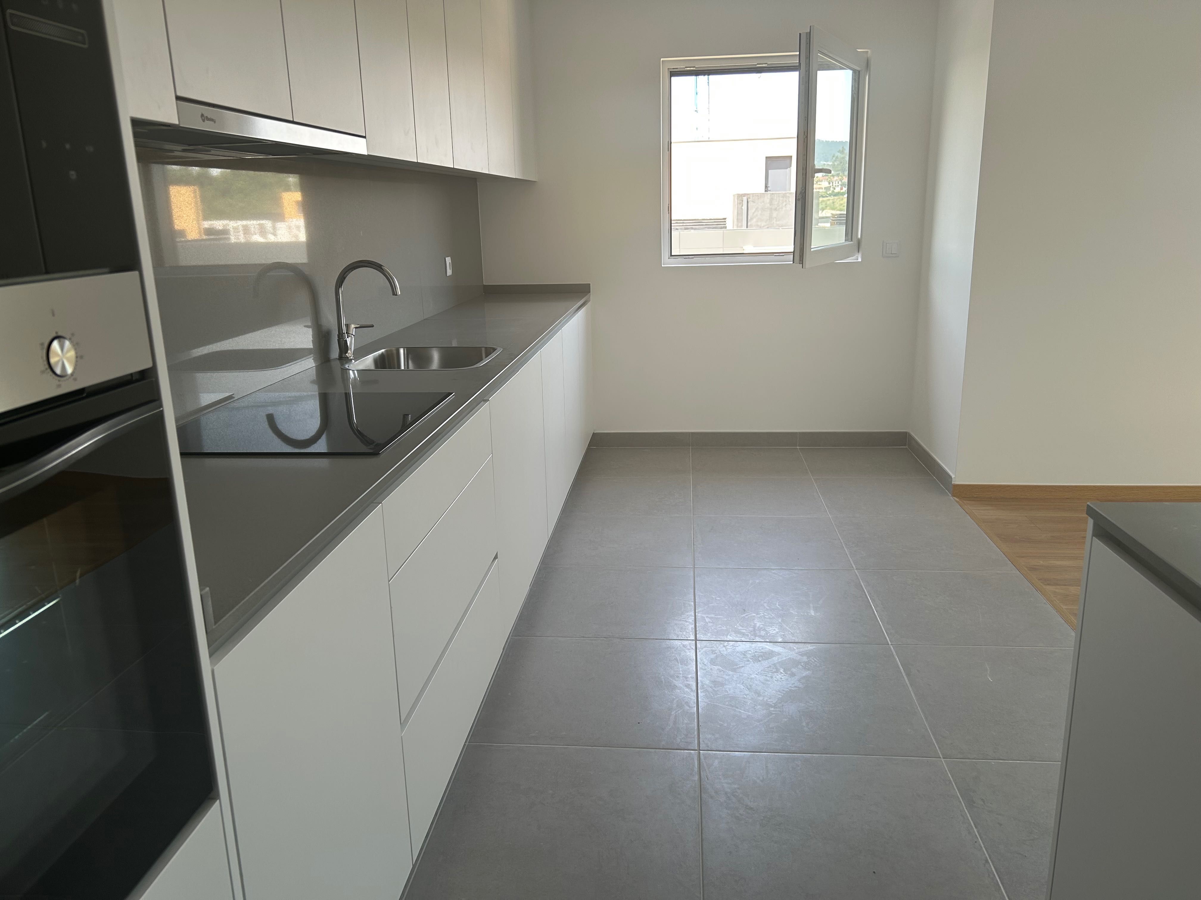 Alugo apartamento Novo com garagem junto à estação de Nine