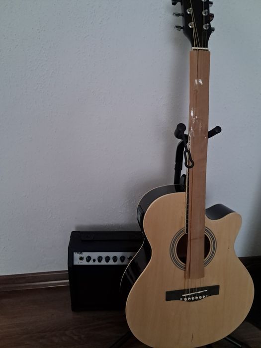 Mikołaj ! Gitara i wzmacniacz elektroakustyczna .Akcesoria