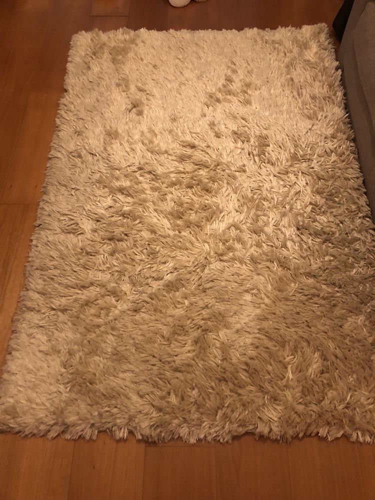 Carpetes brancas de pelo comprido