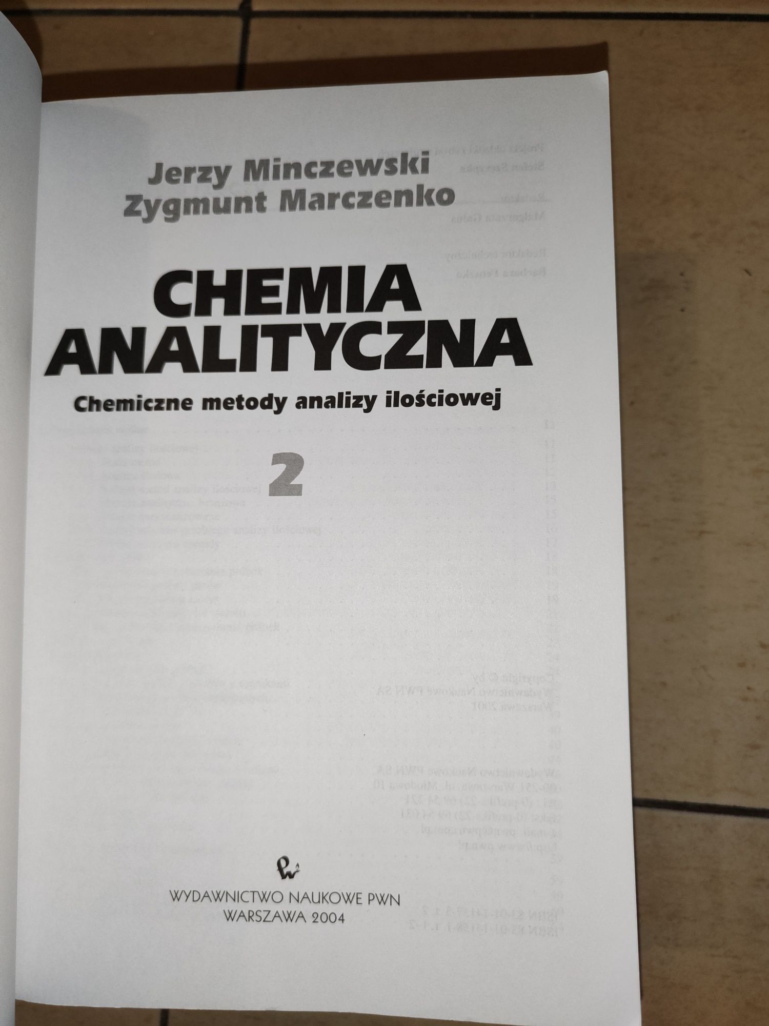 2 książki, chemia analityczna lub chemia nieorganiczna