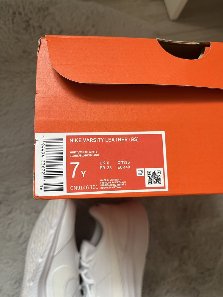 Białe sneakersy Nike varsity leather