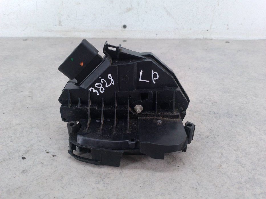 ZAMEK DRZWI LEWY PRZÓD VOLVO V60 31301737