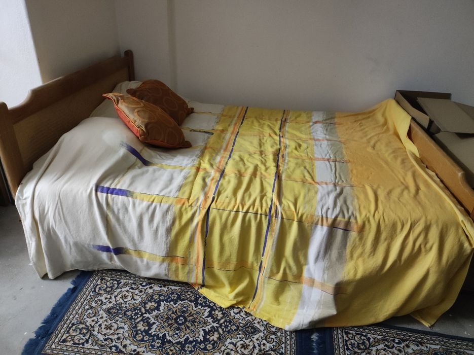 Cama com colchão+cómoda+ armário