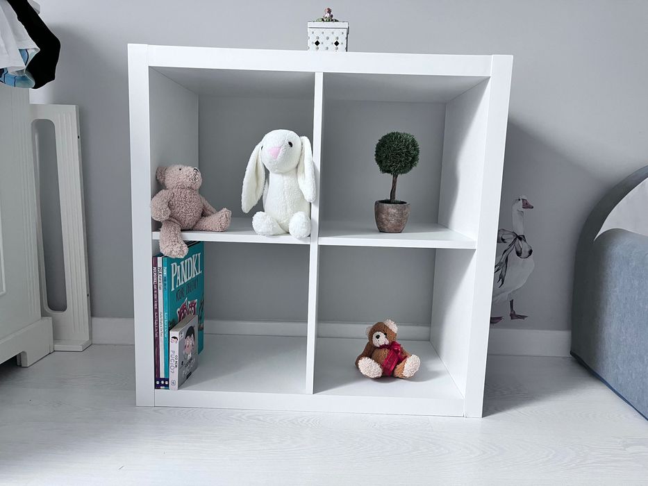 Regał biały kostkowy, komorowy. Cztery komory.