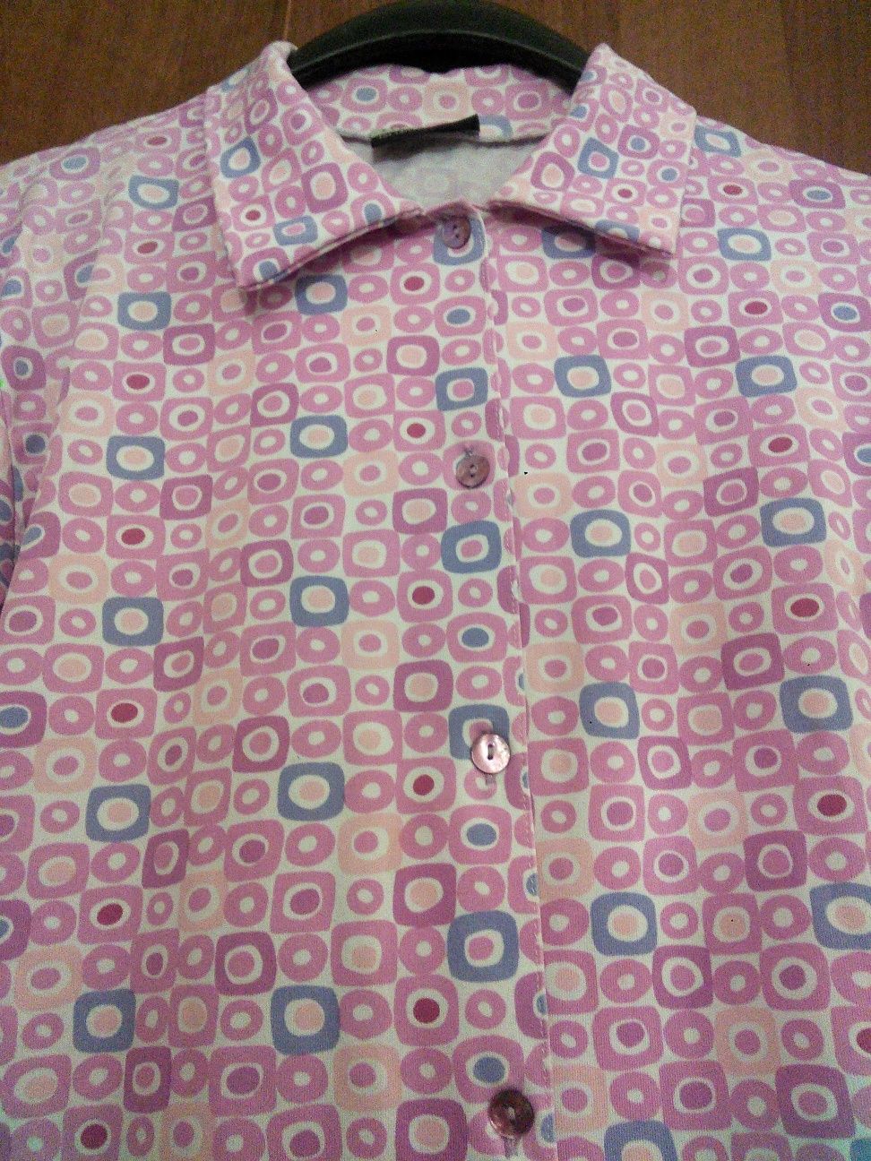 Лиловая женская кофточка блузка яркий принт