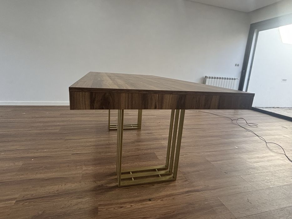 Mesa extensivel em madeira com oes em inox e cadeiras