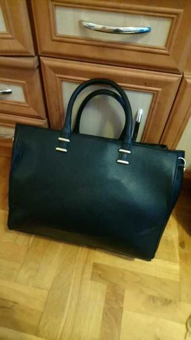 Czarna torebka mieszcząca A4