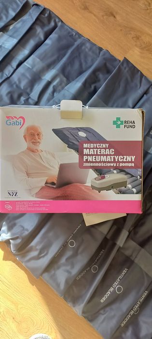 Materac przeciwodleżynowy pneumatyczny.