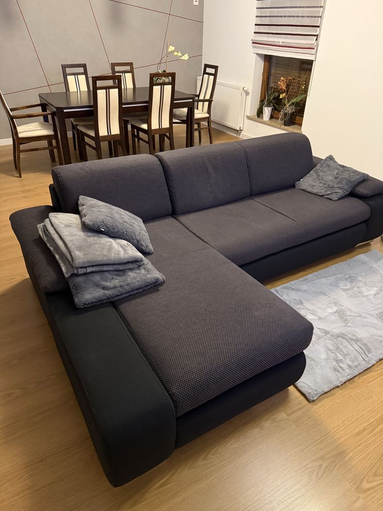 Ciemna sofa do salonu