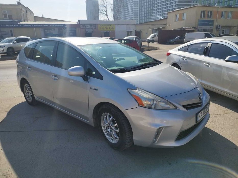 Аренда Toyota Prius V 2014 з викупом