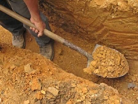 Послуги землекопів у Києві — якісно, швидко, недорого. Траншеї, септик