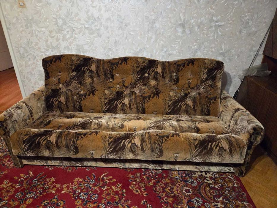Wersalka (kanapa, sofa) tapicerowana w dobrym stanie